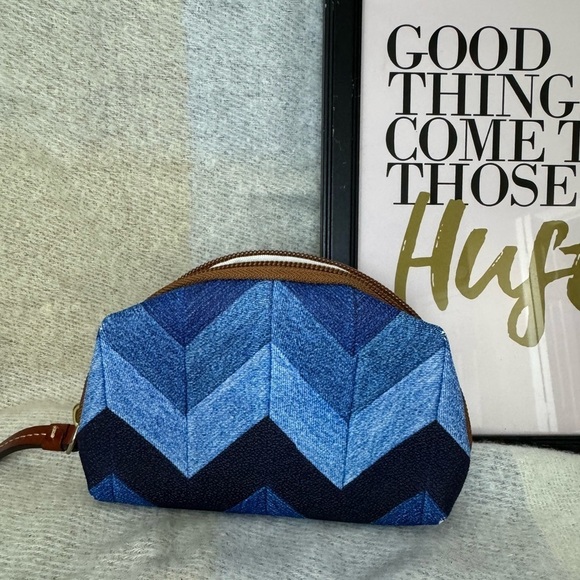 Dooney & BOURKE Card holder - Picture 4 of 4